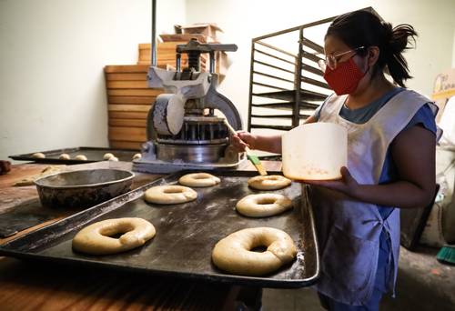 Con motivo de la celebración del Día de Reyes, en la panadería Marthita de la colonia Santa María, en la ciudad de Oaxaca, se elaboran aproximadamente 500 piezas en diferentes presentaciones; sin embargo, las ventas se han visto afectadas por la pandemia de Covid 19, ya que muchos de los panes que se ofrecen año con año generalmente son para convivios en escuelas y oficinas, las cuales han cerrado a causa de la emergencia sanitaria.