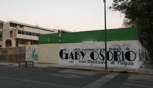 Familiares de víctimas del colegio Rébsamen denunciaron que una barda perimetral del inmueble fue pintada para destacar el trabajo político de la diputada local de Morena Gabriela Osorio. Al respecto, la morenista se deslindó y señaló que buscará a las personas que lo hicieron para que borren el mensaje. Los padres de familia reprocharon que el predio se utilice para hacer pintas con propaganda electoral, pese a que el lugar está sujeto a investigación. Por la noche, la pinta fue borrada. Con información de Sandra Hernández.