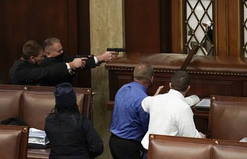  Agentes encargados de la seguridad en el Capitolio, en posición de disparo ante la toma violenta del recinto legislativo, ayer en Washington. Foto Ap