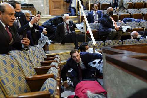  Cuando los simpatizantes de Trump entraron violentamente al Capitolio, algunos congresistas se tiraron al piso por temor de ser agredidos. Foto Ap
