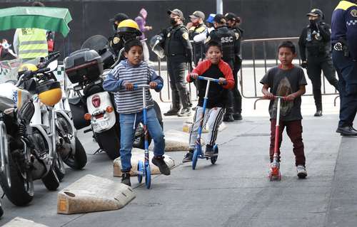 Sin padres que los alerten sobre los riesgos ante el Covid, estos niños disfrutan en calles del Centro Histórico de los regalos que les trajeron los Reyes Magos.
