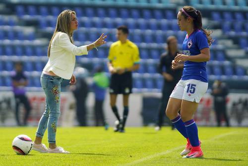 La directora técnica Ileana Dávila, de Pumas, busca llevar a las universitarias a su primera final en 2021.