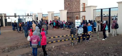 Jornaleros de la empresa San Marcos Invernaderos, dedicada al cultivo de frutas y hortalizas de exportación en el Valle de San Quintín, Baja California, pararon labores ayer por casi seis horas en protesta porque no han recibido el pago de sus salarios durante varias semanas ni el aguinaldo de 2020.