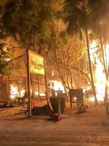 El Jungle Market, ubicado en la zona costera de Tulum, Quintana Roo, se incendió la noche del miércoles y por lo menos 60 comercios fueron destruidos.