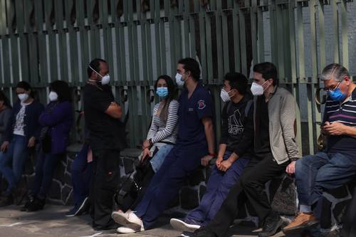 Personal médico espera ser vacunado contra Covid-19 ayer en la sede de Chivatito. Foto Yazmín Ortega Cortés