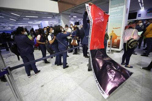 Los empleados colocaron las banderas rojinegras ayer a las 12:48 de la tarde en el Aeropuerto Internacional de la CDMX.