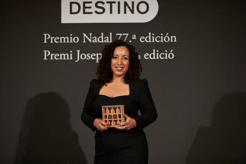 La autora Najat El Hachmi, de origen marroquí, naturalizada española, al recibir el galardón.
