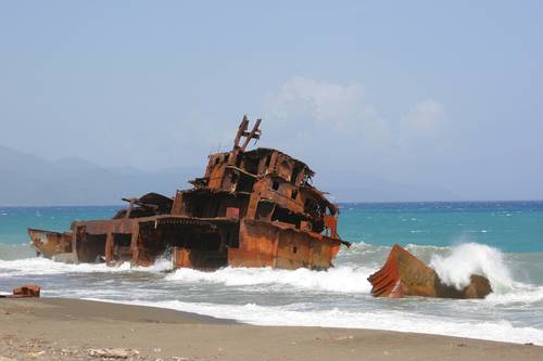 Barco encallado en Kingston, Jamaica, obra de Lizalde Farías.