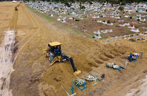  En el cementerio Nuestra Señora Aparecida de Manaus, Brasil, se abren más fosas en un área reservada para víctimas de Covid-19. Foto Afp