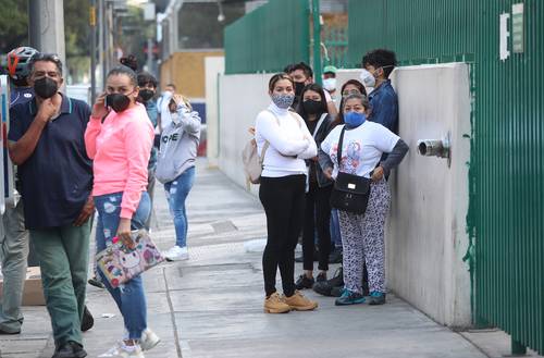 Poca gente se ve afuera de los nosocomios. La imagen, en el Hospital General de Zona 2-A.