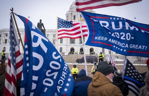  Alrededor de un centenar de seguidores de Trump se reunieron ayer ante el capitolio de Minnesota, que era resguardado por policías estatales. Foto Ap