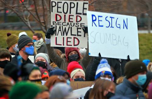  Unos 300 manifestantes pidieron que el presidente dimita, frente al antiguo Palacio de Justicia en el centro de Saint Louis, Missouri. Foto Ap