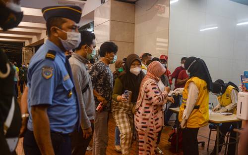 En el aeropuerto internacional Soekarno-Hatta, en Yakarta, Indonesia, familiares esperan información sobre los 50 pasajeros y 12 tripulantes que iban a bordo de la aeronave que se dirigía a la ciudad de Pontianak.