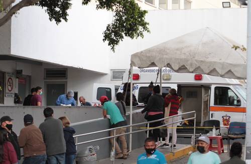 Familiares de pacientes con Covid-19 esperan informes en el área de urgencias del hospital Civil Nuevo, en Guadalajara. Desde el pasado viernes, Jalisco es el tercer estado con mayor número de muertes por coronavirus.