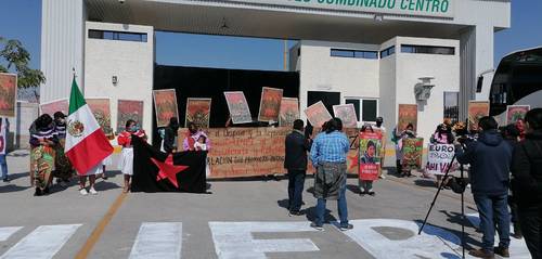 Miembros del Frente de Pueblos en Defensa de la Tierra y el Agua de Morelos, Puebla y Tlaxcala, y pobladores de la comunidad otomí se manifestaron ayer afuera de la termoeléctrica de la Comisión Federal de Electricidad, en Huexca, Morelos, para exigir la cancelación definitiva del Proyecto Integral Morelos.