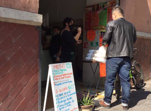 Los negocios de comida sólo ofrecen servicio para llevar.