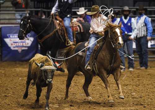 El jinete Gunnar Lemond realiza su acto en el Sandhill Stock Show and Rodeo, en Odessa, Texas.