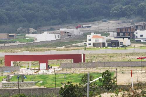  Las urbanizaciones cerradas reciben cada vez más críticas urbanísticas. En la foto se aprecia un fraccionamiento con sendas bardas perimetrales en el área natural del Bosque de la Primavera, en Zapopan, Jalisco Foto Arturo Campos Cedillo