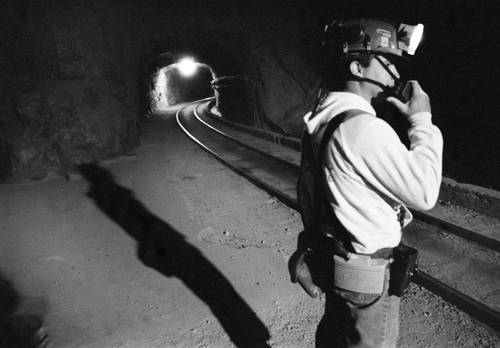 Los pueblos originarios acusan que la industria minera conlleva afectaciones al entorno y pretenden que la ley procure evitar ecocidios y daños a la salud pública .
