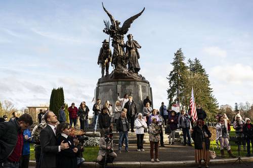 Manifestantes conservadores se reunieron ayer ante el Capitolio del estado de Washington. El gobernador Jay Inslee autorizó la presencia de 750 miembros de la Guardia Nacional la víspera de la sesión legislativa, luego de las recientes acciones violentas de simpatizantes del presidente Donald Trump.