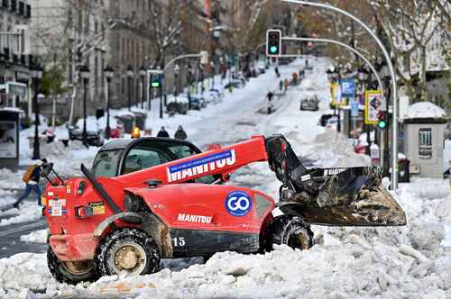 “El peligro no ha pasado, se pronostica una semana de frío intenso”, advirtieron ayer las autoridades en España tras la nevada que causó al menos tres muertos el fin de semana. La imagen, en Madrid.