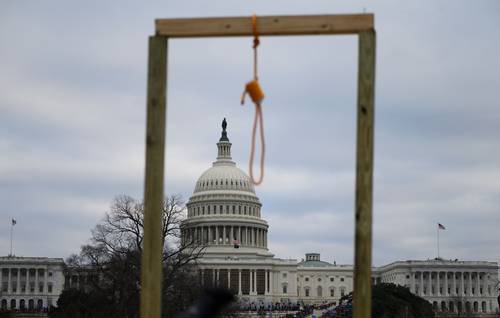 Los partidarios de Donald Trump que irrumpieron en el Capitolio el pasado miércoles amenazaron con tomar rehenes e instalaron una horca en los jardines.