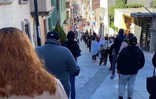 Pese a las restricciones para ingresar a la catedral de San Juan de los Lagos, Jalisco, cientos de fieles hacen largas filas para permanecer al menos cinco minutos dentro del recinto.