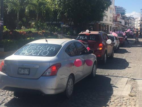 Unos 30 vehículos recorrieron ayer en caravana las principales calles de Puerto Vallarta, Jalisco, en protesta por la detención de María del Rocío y Casandra, empleadas del Bar 5, donde fue asesinado el ex gobernador priísta Aristóteles Sandoval; aseguraron que fueron inculpadas injustamente.