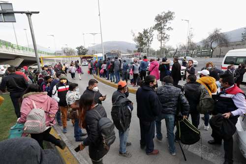 Largas filas para abordar autobuses y camionetas en la estación Indios Verdes del Metro.