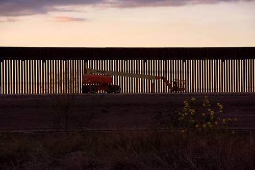 Una grúa hace maniobras en una sección del muro fronterizo recién construido en Texas. El presidente Donald Trump tiene previsto supervisar hoy esas obras como parte de las últimas acciones de su mandato.