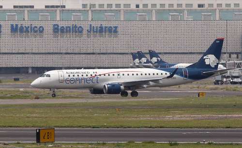 Nave de Aeroméxico en una pista del Aeropuerto Internacional de la Ciudad de Mexico.