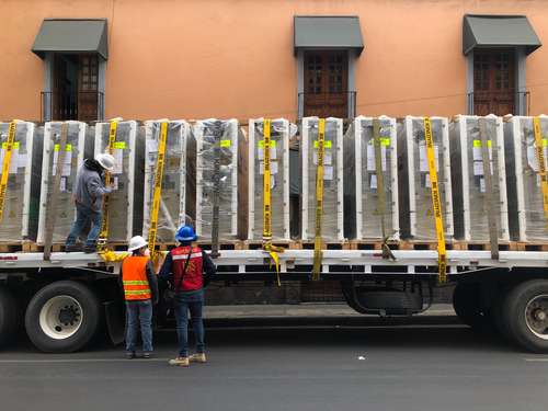 Tráilers de la CFE llegaron con el equipo para las oficinas centrales del STC Metro en la calle Buen Tono, el cual sustituirá al que fue dañado por el incendio del sábado pasado.