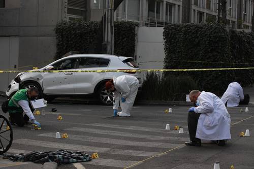 Un hombre que viajaba en una camioneta de lujo fue ejecutado con un arma de fuego de grueso calibre en la lateral del Anillo Periferico, a la altura de Mixcoac, alcaldía Benito Juárez. Personal de la Fiscalía General de Justicia capitalina contó más de 30 balas disparadas. Se desconoce el motivo de la agresión.