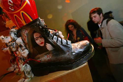 En imagen de archivo, un modelo de calzado de Dr Martens de Michael & Hushi, en una exhibición en Nueva York.