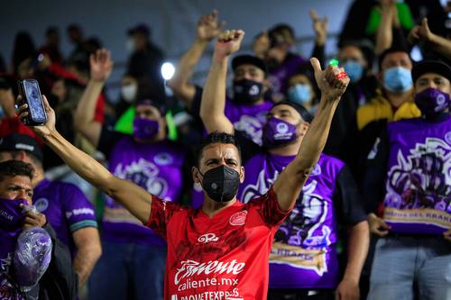 En el estadio Kraken no hubo la distancia idónea entre los aficionados que poblaron las gradas durante el partido de la fecha uno, donde Mazatlán venció 3-2 a los Rayos.