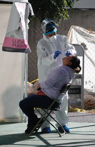 Personas se realizan la prueba rápida de Covid-19 en el megakiosko de salud en el Parque Juana de Asbaje, en la alcaldía de Tlalpan. Ayer, en el país se confirmaron 15 mil 873 casos y mil 235 fallecimientos.