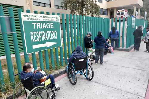 Pacientes con Covid permanecen formados frente al Centro Médico Nacional S-XXI. Deben esperar más de dos horas para una revisión y ver la posibilidad de ser internado. En caso de ser rechazado deben buscar otro nosocomio.