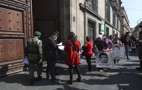 Familiares de los normalistas desaparecidos se reunieron ayer en privado con el Presidente y el titular de la Sedena, Luis Cresencio Sandoval, en Palacio Nacional.