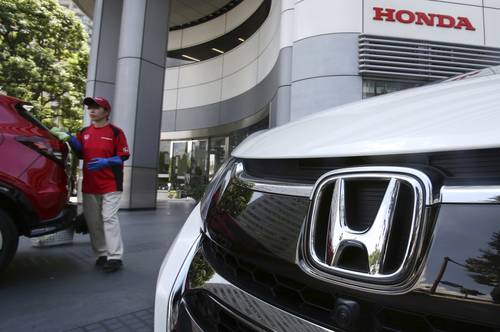 La automotriz Honda anunció que detendrá la producción en su planta británica entre lunes y jueves de la semana próxima por problemas en la cadena de suministro global derivados de la pandemia. El viernes pasado indicó que su producción nacional podría verse afectada por la escasez de semiconductores, ya que los fabricantes de automóviles y de electrónica se enfrentan a la falta de chips. (Con información de Reuters).