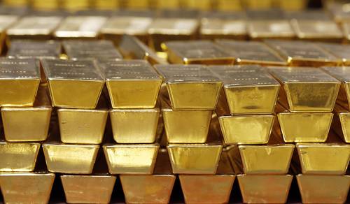 Los fondos ETF que almacenan oro para los inversores bajaron en diciembre por segundo mes consecutivo, pero en el acumulado del año registraron el segundo mayor aumento histórico debido a los efectos de la pandemia del coronavirus, reportó el Consejo Mundial del Oro. Las tenencias en ETF bajaron en 109 toneladas en noviembre y en 40 toneladas en diciembre. En todo 2020, sin embargo, subieron en 876 toneladas, cifra que supera el récord de 646 toneladas de 2009 y que lleva el total de tenencias a 3 mil 751 toneladas, las cuales alcanzan un valor de 225 mil millones de dólares, indicó el consejo.