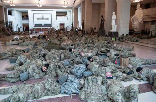 Elementos de la Guardia Nacional durmieron ayer en los pasillos del centro de visitantes del Capitolio, horas antes de la votación para un segundo juicio político contra el presidente Donald Trump. Desde la Guerra Civil las tropas no habían sido alojadas en el recinto legislativo.