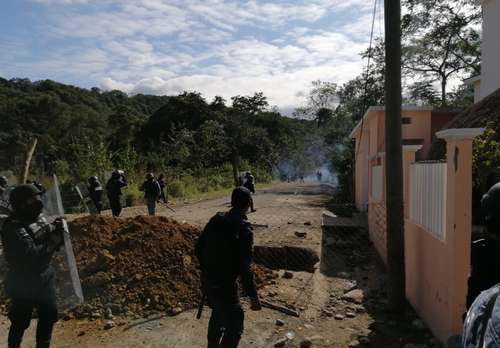 Un enfrentamiento entre policías estatales de Hidalgo y municipales de Huejutla de Reyes con habitantes de la comunidad Coxhuaco 2 dejó un saldo de 15 personas lesionadas y dos detenidas. La refriega ocurrió cuando los agentes arribaron para desalojar un bloqueo que los pobladores mantenían desde la tarde del martes para impedir el paso a sus vecinos de la localidad de Xiquila, con quienes mantienen un conflicto por el agua. Los residentes de Coxhuaco 2 excavaron una fosa y colocaron malla ciclónica en el camino, por lo que los efectivos fueron enviados a restablecer la circulación.