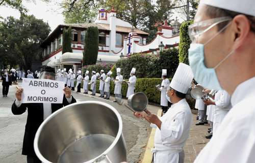 Trabajadores del restaurante San Ángel Inn participaron en la protesta Abrimos o Morimos, con el propósito de llamar la atencion de las autoridades sobre la crisis que enfrenta ese sector.