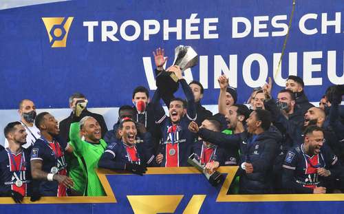 El París Saint-Germain conquistó el Trofeo de los Campeones (Supercopa de Francia) tras vencer 2-1 al Marsella, lo que supone el primer título como entrenador del argentino Mauricio Pochettino, recién nombrado timonel de los parisinos. Mauro Icardi (39) y Neymar (85 de penal), fueron los autores de los goles del PSG, mientras Dimitri Payet firmó el tanto marsellés (89).