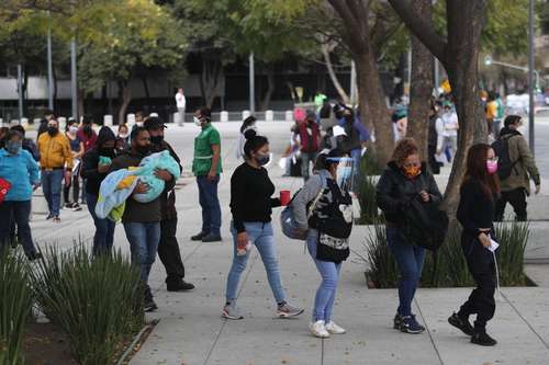 Familias completas espera en largas filas para realizarse la prueba rápida que detecta el Covid-19. El gobierno de la Ciudad de México sigue realizando esos procedimientos de forma gratuita en varios puntos de la urbe.