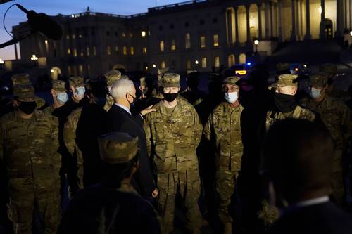 El vicepresidente de Estados Unidos, Mike Pence, conversó ayer con algunos elementos de la Guardia Nacional desplegados para la vigilancia del Capitolio.