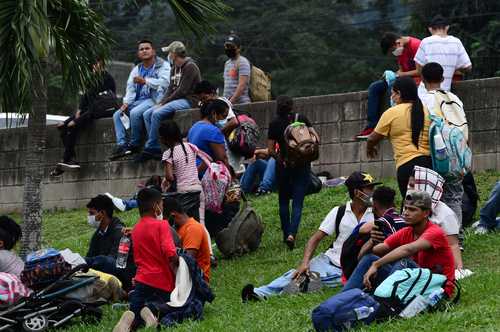 Grupo de migrantes se prepara en la ciudad hondureña de San Pedro Sula para partir en la primera caravana del año que intentará llegar a Estados Unidos.