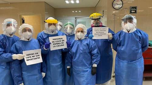 Trabajadores de la clínica 13 del Instituto Mexicano del Seguro Social en Matamoros, Tamaulipas, realizaron ayer una protesta para exigir que se les aplique la vacuna contra el Covid-19 antes que al personal administrativo y de intendencia. La foto fue compartida por los empleados