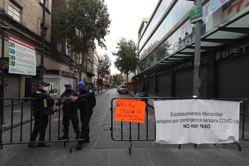 Ayer continuaban cerradas varias calles del Centro Histórico debido a las restricciones impuestas por la declaración del semáforo epidemiológico rojo en la Ciudad de México, ante el acelerado aumento de contagios del Covid-19.