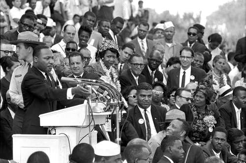 El reverendo Martin Luther King Jr., director de la Conferencia de Liderazgo Cristiano del Sur, habló a miles de personas durante su discurso Tengo un sueño frente al Lincoln Memorial.